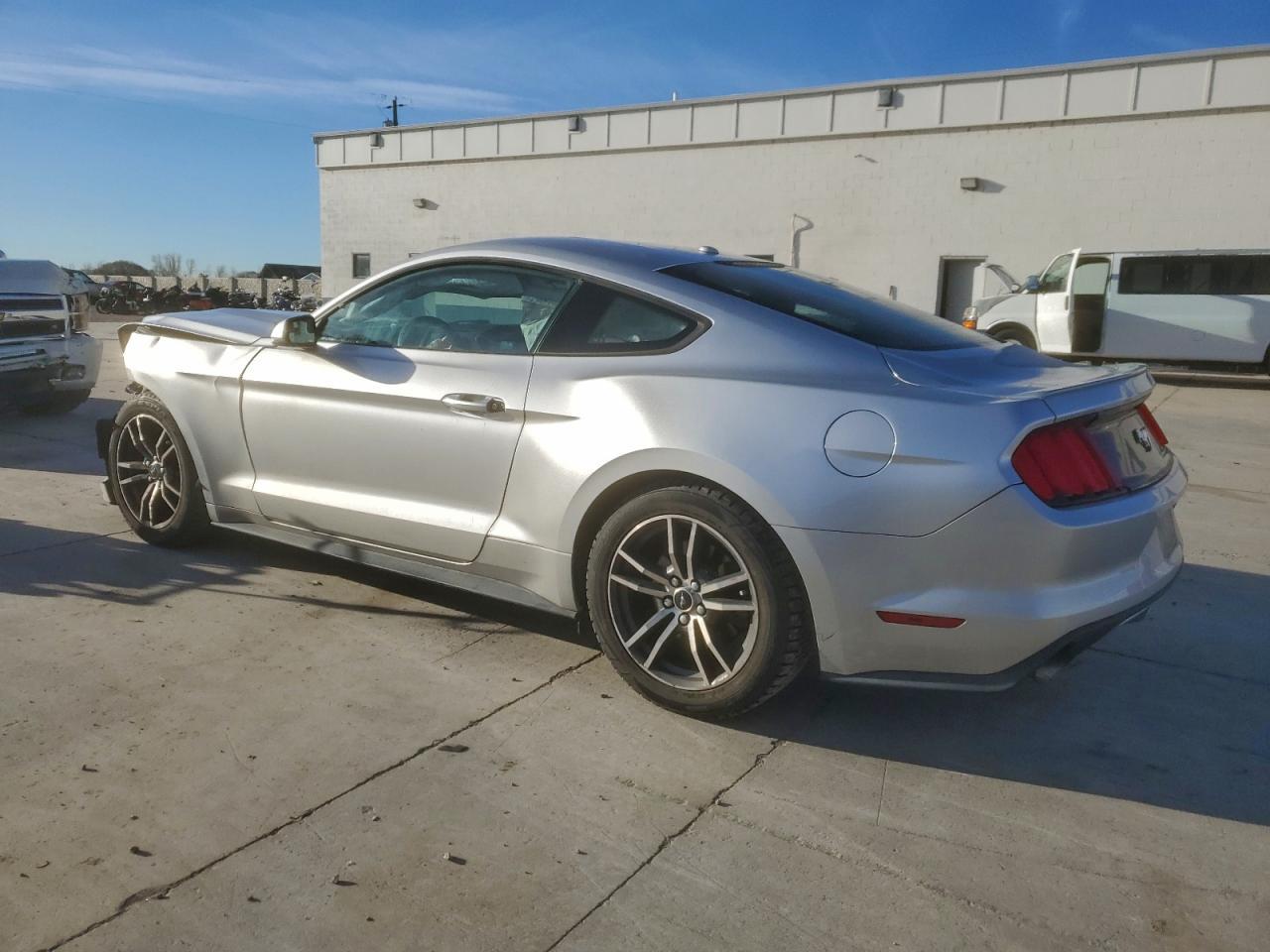 Ford Mustang - zdjęcie 2