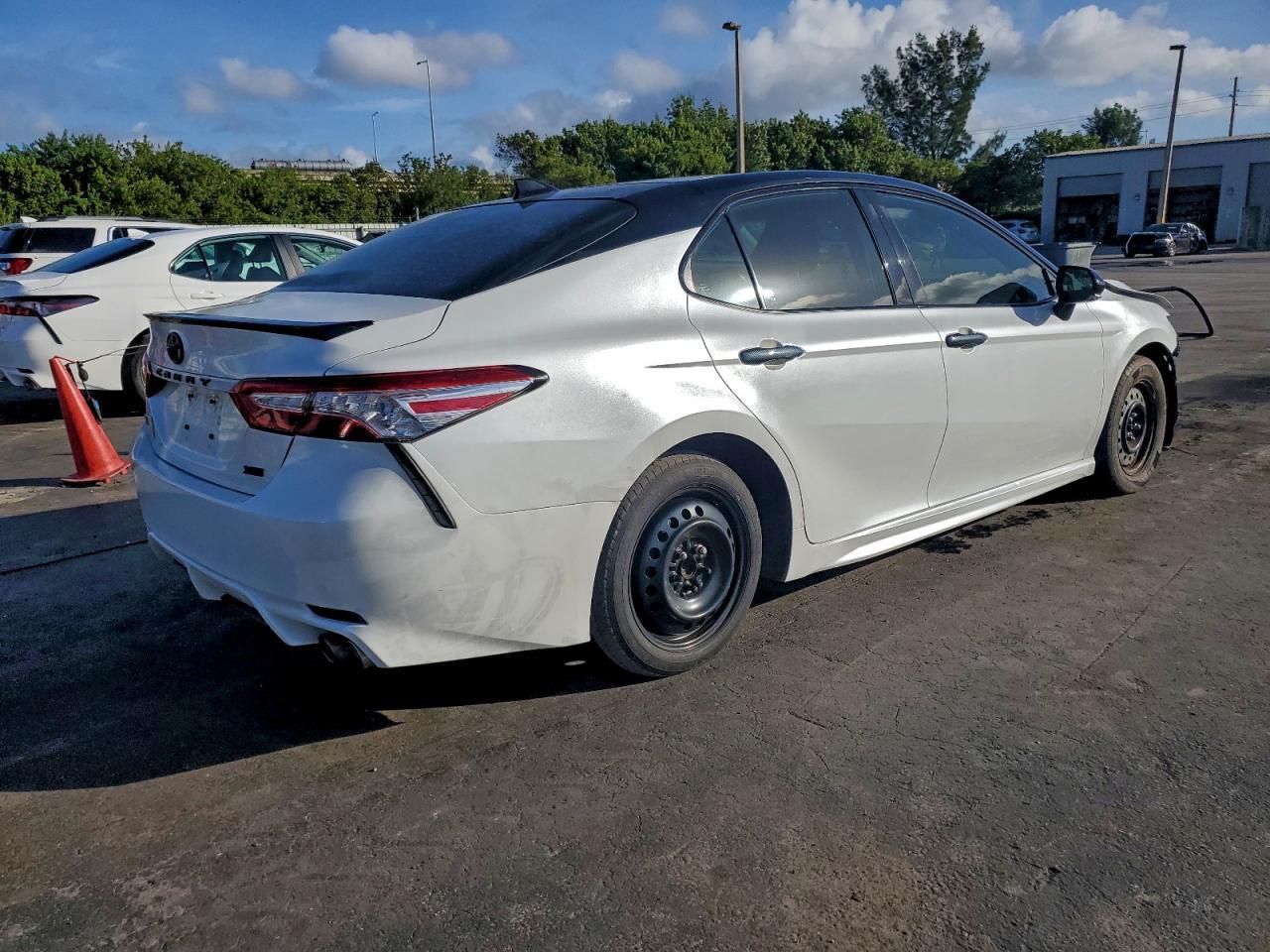 2020 Toyota Camry - zdjęcie 3