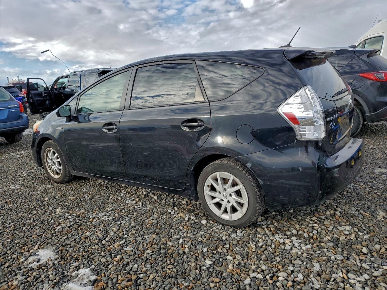2014 Toyota Prius V - zdjęcie 2