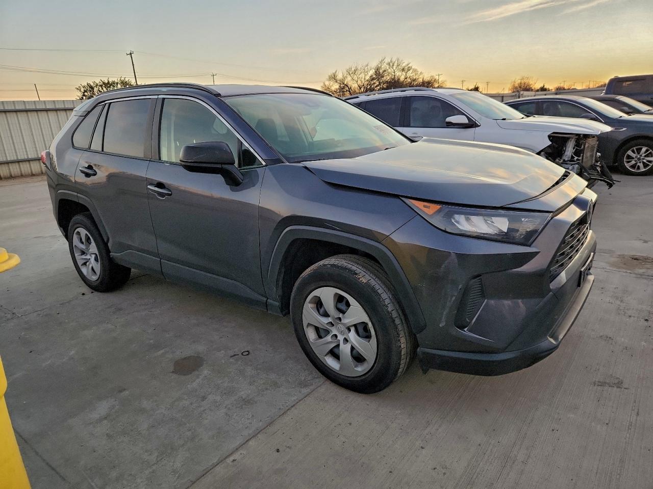 2019 Toyota Rav4 Le - zdjęcie 4