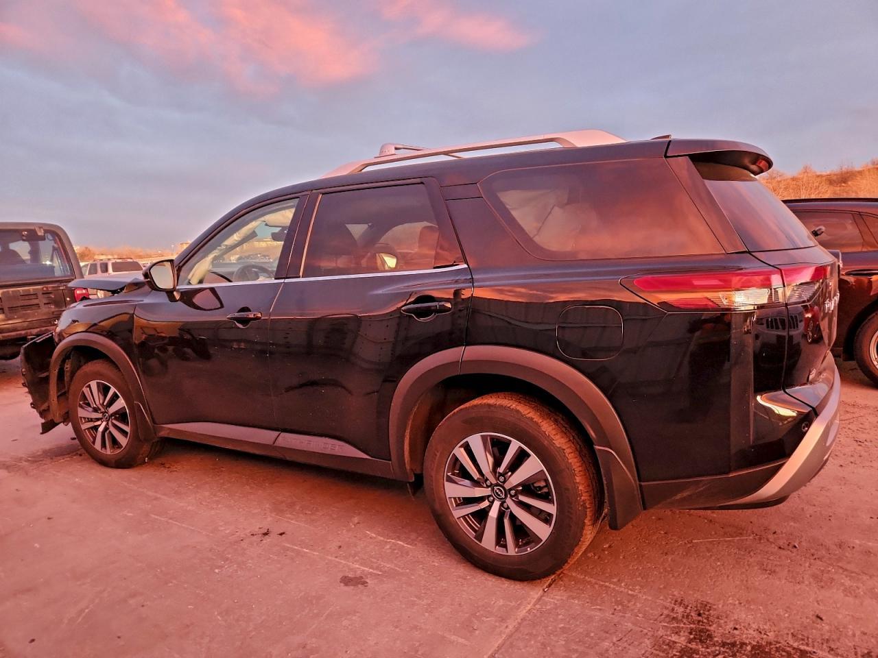 2023 Nissan Pathfinder Sl - zdjęcie 2