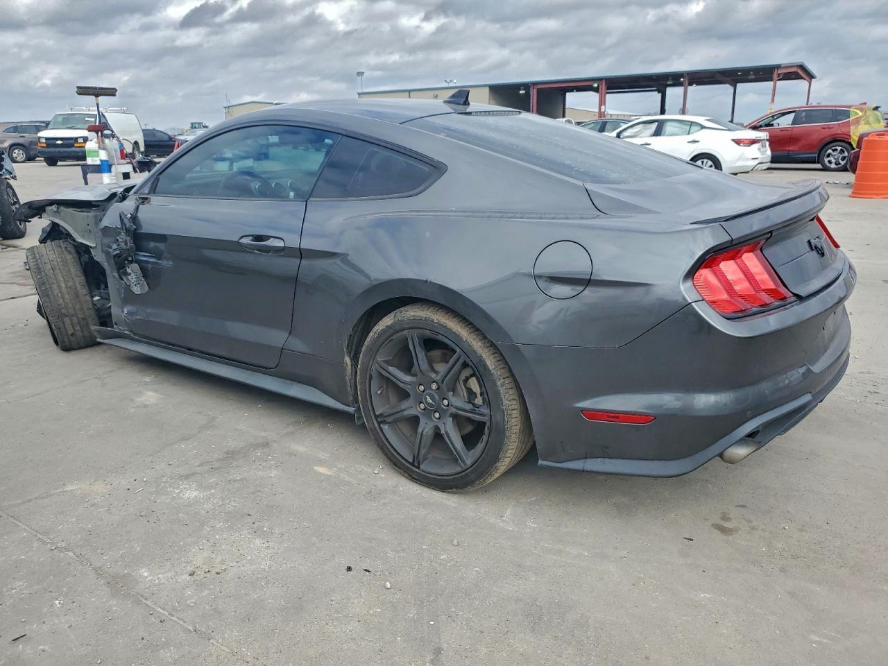 Ford Mustang - zdjęcie 2