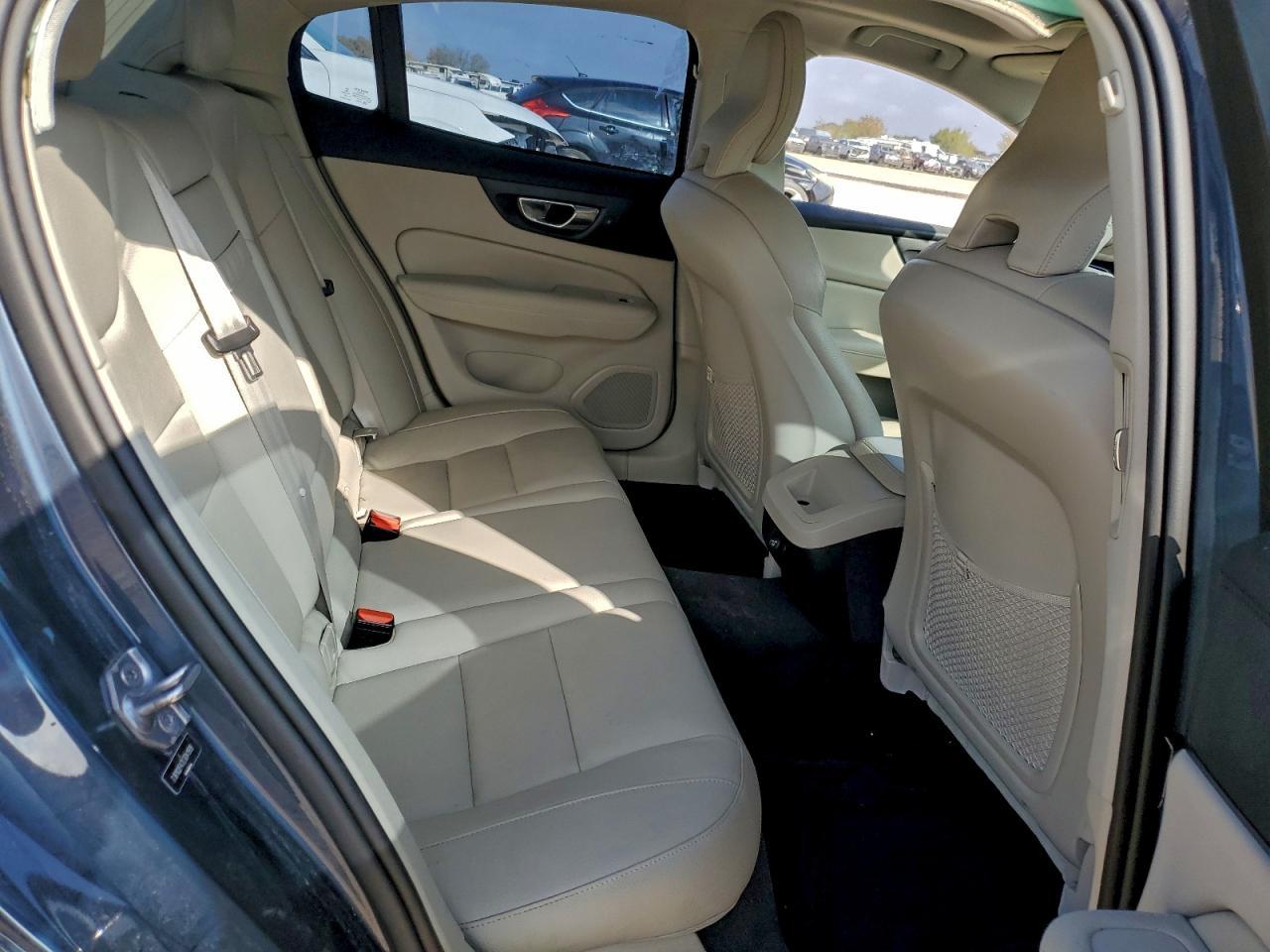 2020 Volvo S60 T5 Momentum - zdjęcie 10