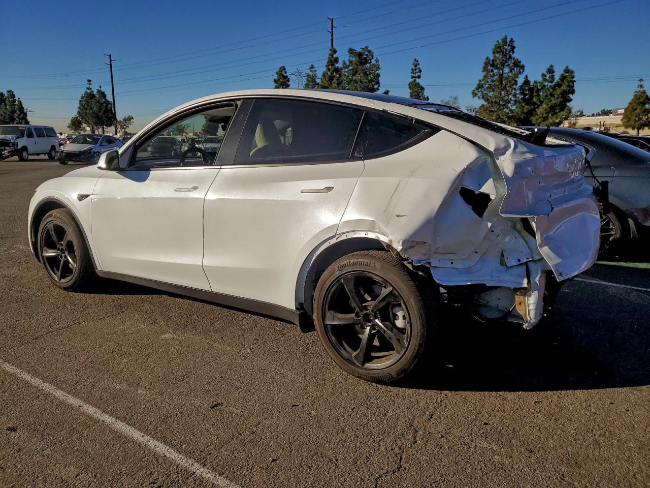 2026 Tesla Model Y - zdjęcie 2