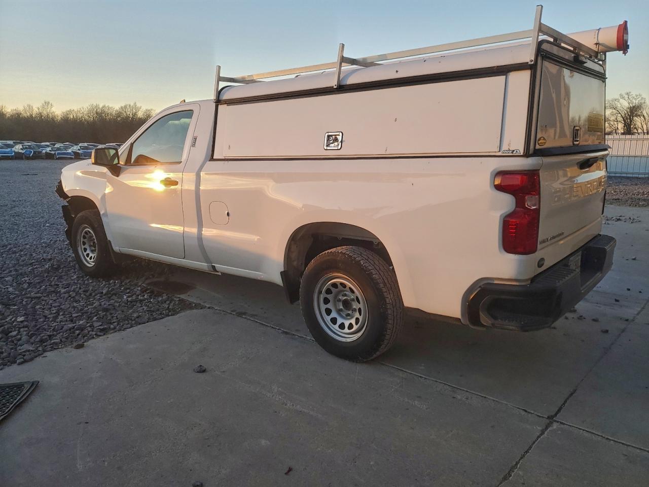 2021 Chevrolet Silverado C1500 - zdjęcie 2