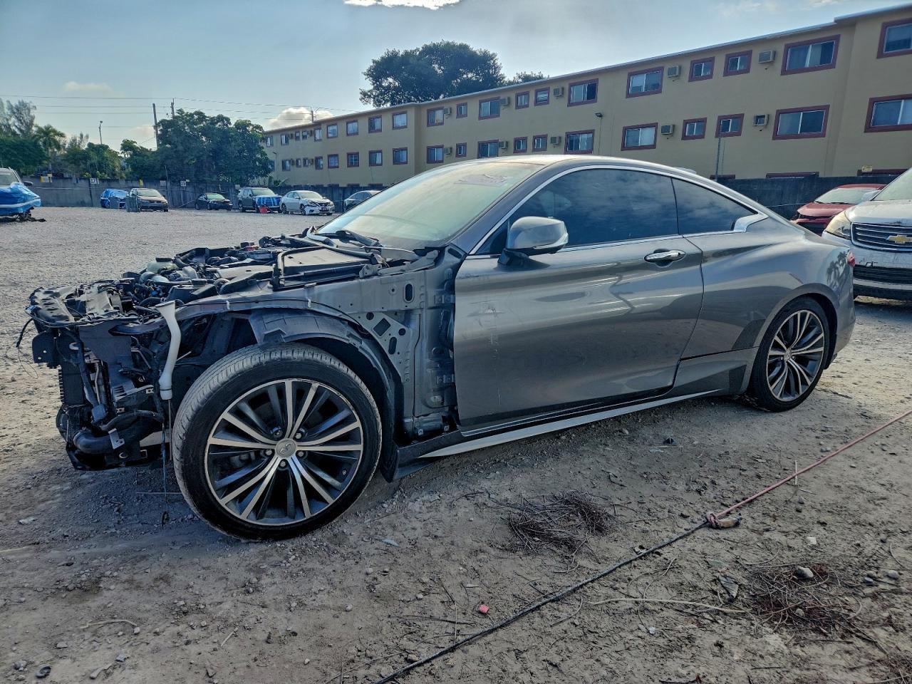 Infiniti Q60 - zdjęcie 1