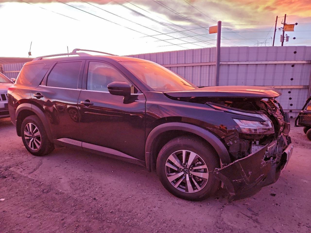 2023 Nissan Pathfinder Sl - zdjęcie 4