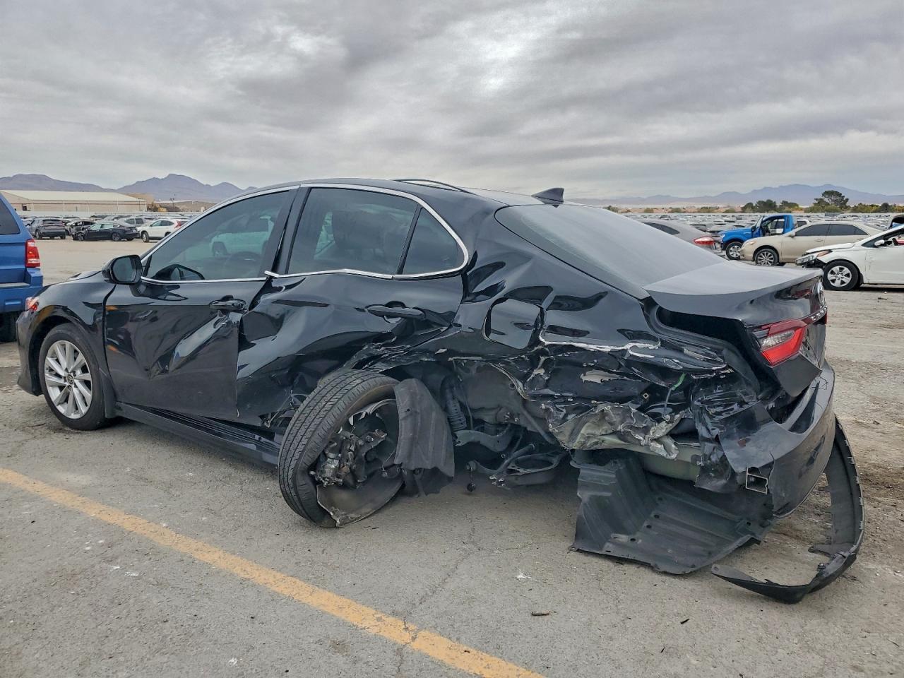2023 Toyota Camry Le - zdjęcie 2