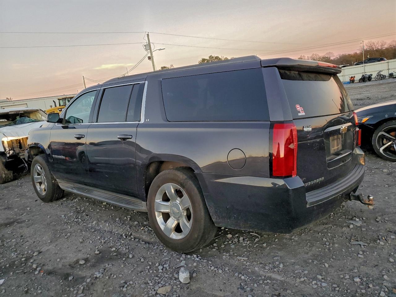 2015 Chevrolet Suburban C1500 Lt - zdjęcie 2