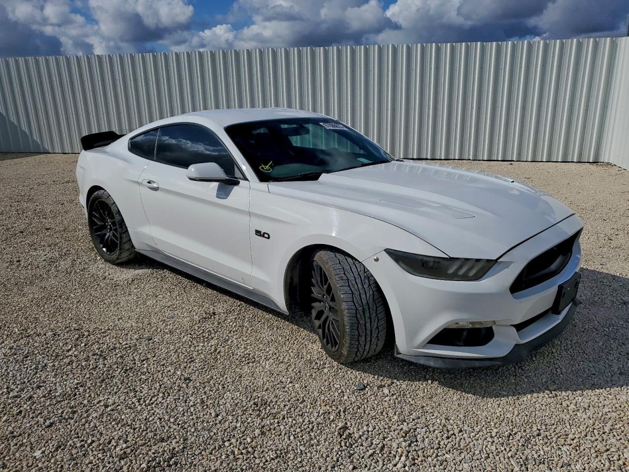 Ford Mustang - zdjęcie 4