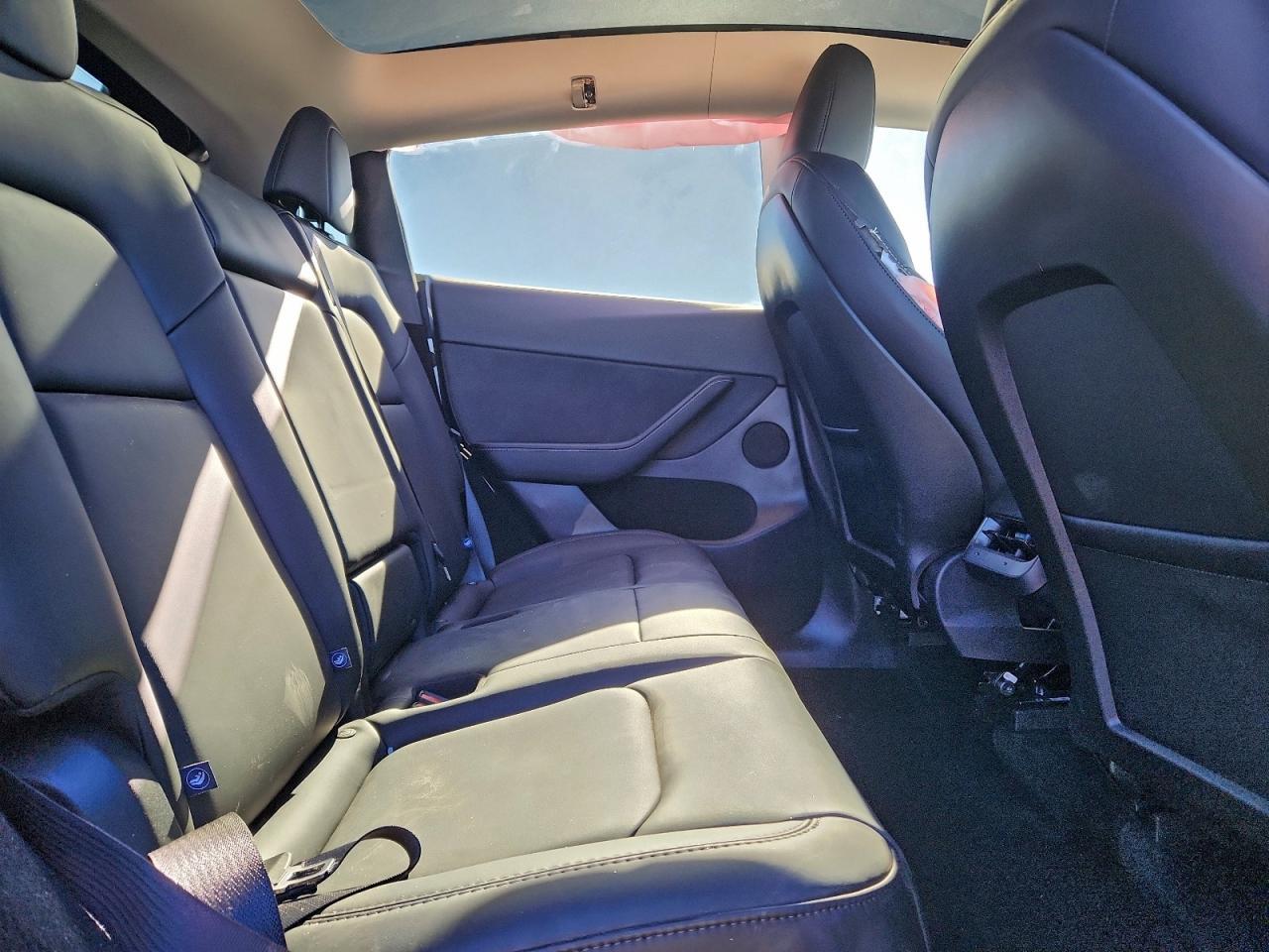 2025 Tesla Model Y - zdjęcie 10