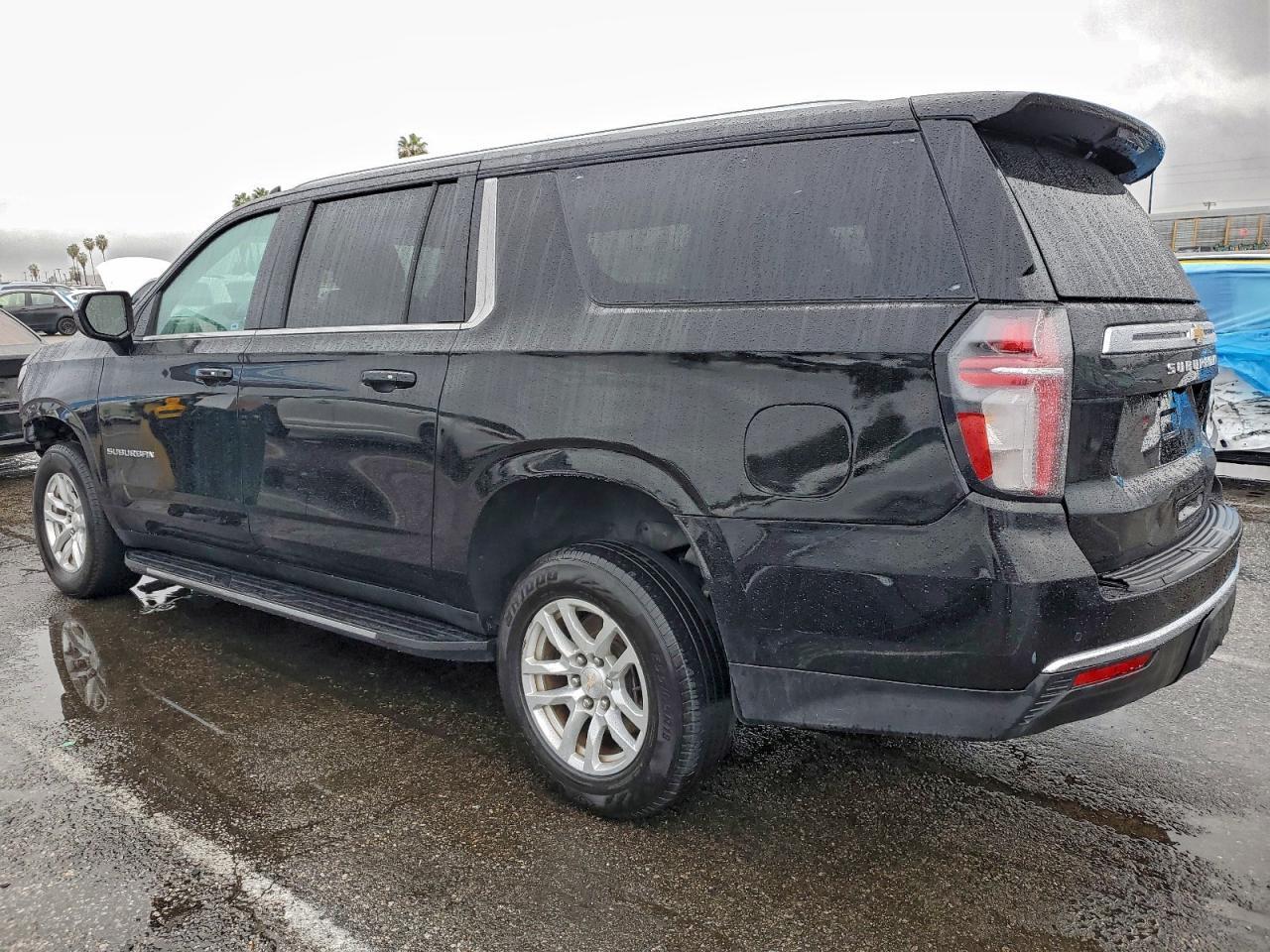 2023 Chevrolet Suburban C1500 Ls - zdjęcie 2