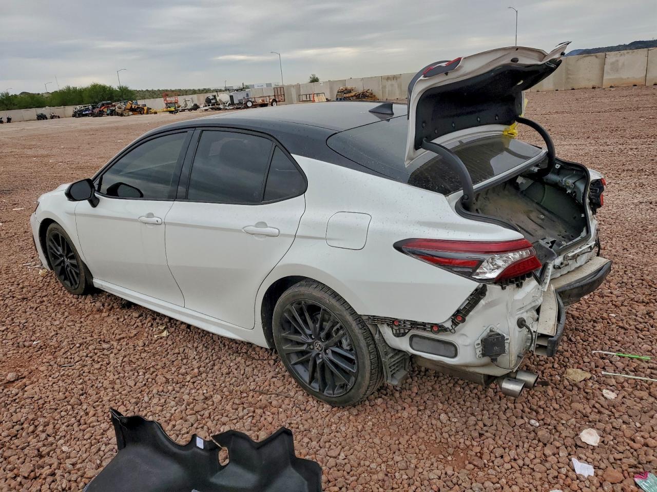 2022 Toyota Camry Xse - zdjęcie 2