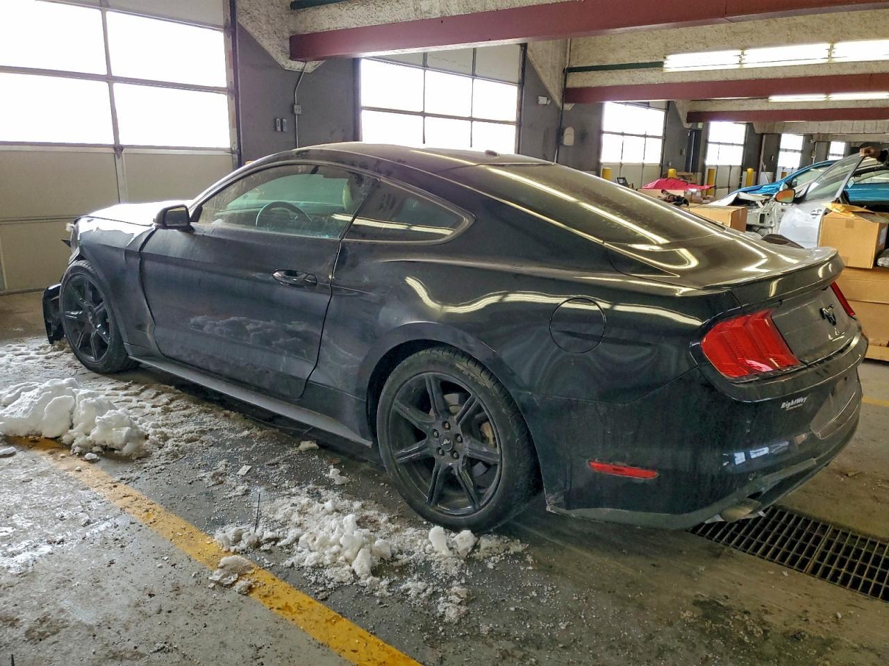 2019 Ford Mustang - zdjęcie 2